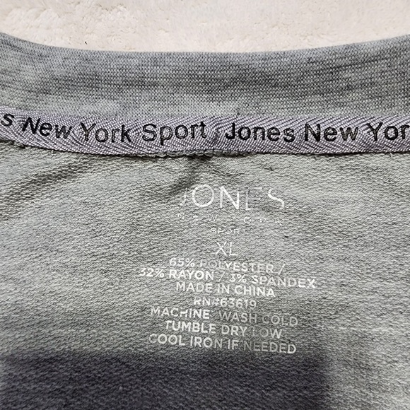 V-neck tee - Picture 2 of 5